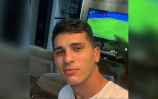 Estudante de 22 anos morre após carros baterem de frente em Goiás