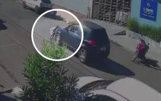 Criança é arremessada após correr para rua e ser atropelada; vídeo