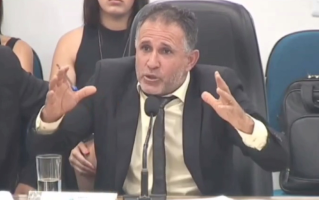 Vereador diz que deveria ganhar R$ 300 mil para atender pedidos da população; vídeo