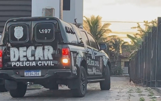 Motorista morre após bater carro de luxo contra portal da entrada de cidade em Goiás; vídeo