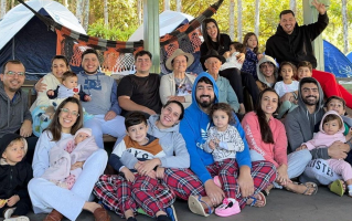 Avô chora ao receber visita surpresa de 8 netos e 12 bisnetos em chácara de Goiás; vídeo